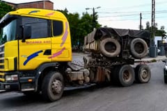 Camión de gran porte se descompuso en 4 Mojones y generó caos vehicular