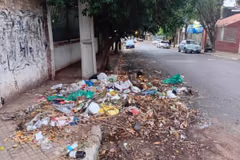 Basura invade calles del centro de Asunción