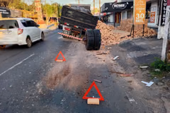 Camión cargado de ladrillos perdió las ruedas traseras en Lambaré