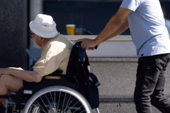 Cuidar a familiares eleva los síntomas depresivos en adultos mayores