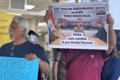 Por falta de medicamentos, pacientes trasplantados protestaron frente al Hospital Central del IPS