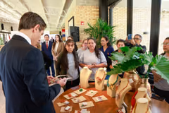 Artesanas de Cateura reciben Marca País por joyas recicladas