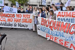 Bioquímicos inician paro de 72 horas y exigen aumento salarial