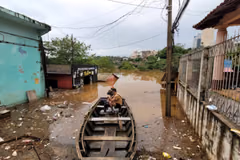 Vecinos cruzan en botes un barrio inundado de CDE