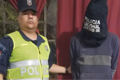 Entró por el techo y terminó atrapado en un ropero