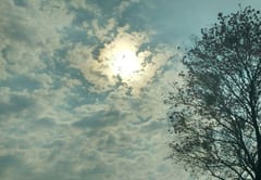 Anuncian domingo cálido y con lluvias dispersas