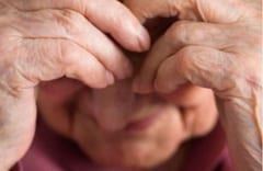 Hijos abandonan a madre anciana: Fiscalía los imputa