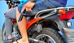 Motochorros asaltan a una mujer y se llevan G. 700.000
