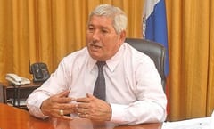 Ferrer renuncia ante presión de intervención