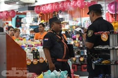 Delincuentes balean a guardia y asaltan farmacia