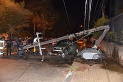 Conductor choca contra columna y resulta herido