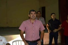 Cónsul denunciado por acoso da su versión y dice que no renunciará