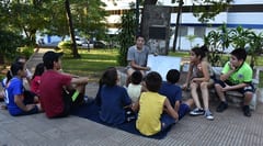Joven autodidacta enseña inglés gratis a niños de escasos recursos