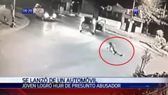 Mujer se lanza de auto en movimiento para evitar abuso