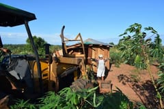 Mujer enfrenta a un tractor en pleno desalojo