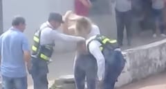 Conductora y agente de tránsito se trenzan a golpes