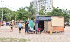 Damnificados seguirán en plazas en medio de penurias