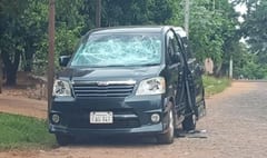 Mujer golpea a su marido y destroza vehículo