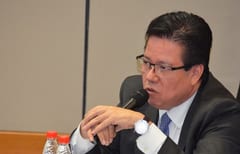 Contralor se defiende y niega bienes