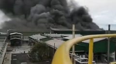 Controlan incendio de gran magnitud en frigorífico