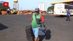 Hombre que perdió las manos trabaja como maletero en terminal