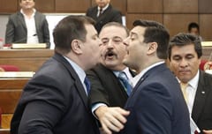 Suspenden sesión en Cámara Alta por pelea entre senadores