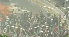 Tanqueta arrolla a manifestantes en Venezuela