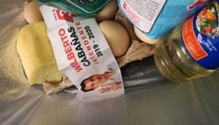 Político esteño regala queso y huevo en busca de votos