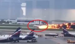 Avión aterriza envuelto en llamas y deja al menos 13 muertos