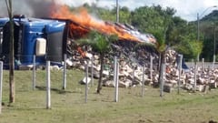 Camión vuelca y se incendia en Yaguarón