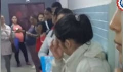Embarazadas sufren de pie largas filas en IPS