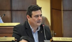 Trasladan de urgencia a Salyn Buzarquis por apendicitis y no jura como senador