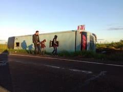 Bus vuelca a causa de caballo y deja heridas