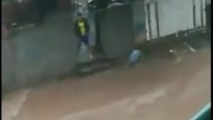 Captan a ciudadano arrojando basuras al “raudal”