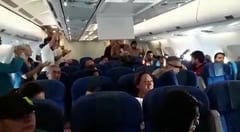 Artistas arman peña en avión demorado