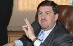 Llano sorprende al contar un chiste 