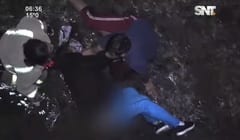 Rescatan a mujer que cayó al arroyo Mburicaó