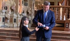 Premian a niña paraguaya en Alemania por salvar a adulta mayor