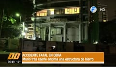 Mujer muere aplastada por puerta de hierro