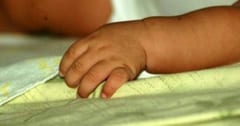 Condenan a padre por agredir a su bebé con navaja