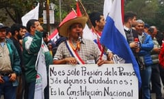 Manifestantes celebran renuncia de autoridades