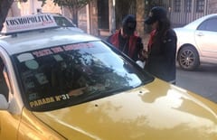 Tributación visita paradas de taxi para instar a pagar impuestos