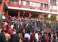 Agentes policiales cierran calles de la capital durante manifestación de colorados