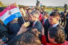 Funcionarios públicos reciben con vítores a Abdo Benítez