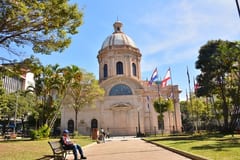 Calor intenso y lluvias aisladas marcan el feriado nacional