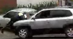 Conductor “pasea” sobre capó a agente de PMT