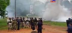 Policía despeja ruta con gases lacrimógenos y carros hidrantes