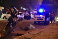 Motociclista muere al caer al pavimento
