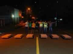 Jóvenes capiateños pintan franja peatonal en 3D para crear conciencia vial