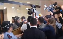 Portillo llega tarde y sus guardias agreden a periodistas